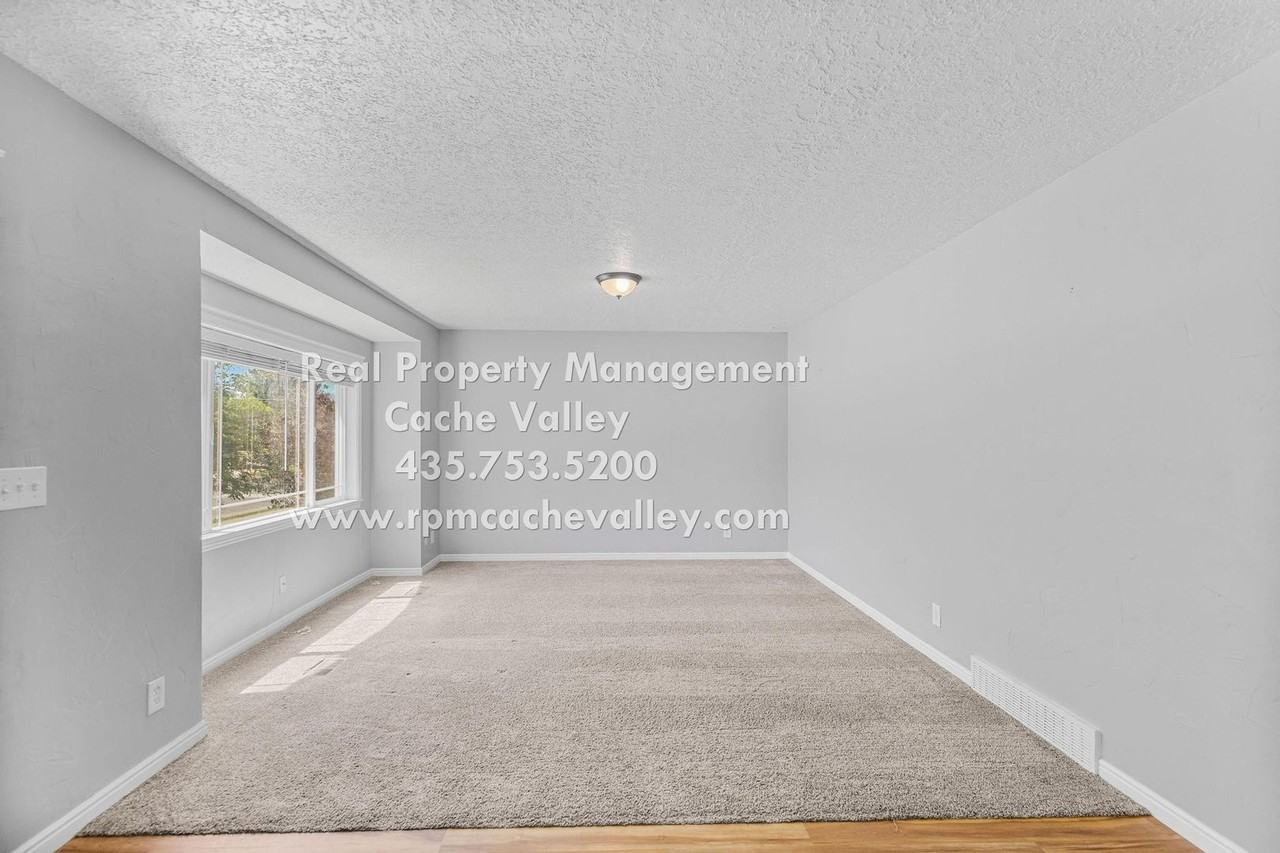415 E 1150 N - Photo 4 of 25