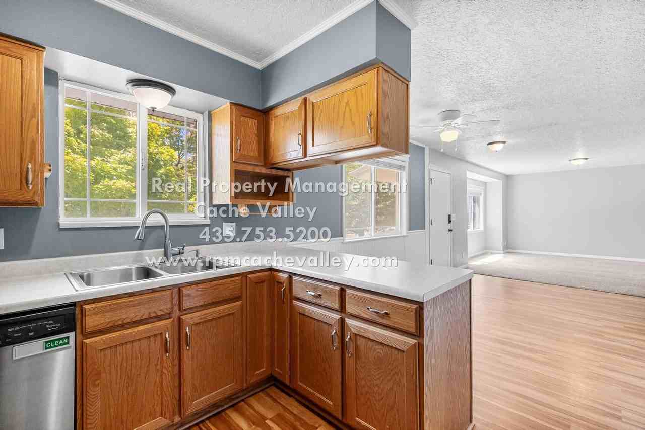 415 E 1150 N - Photo 7 of 25