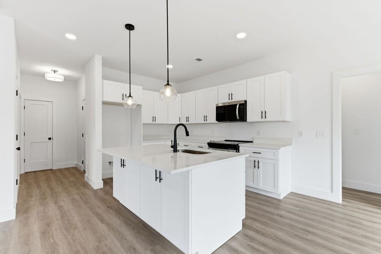 1029 Scenic View Ct - Photo 3 of 36