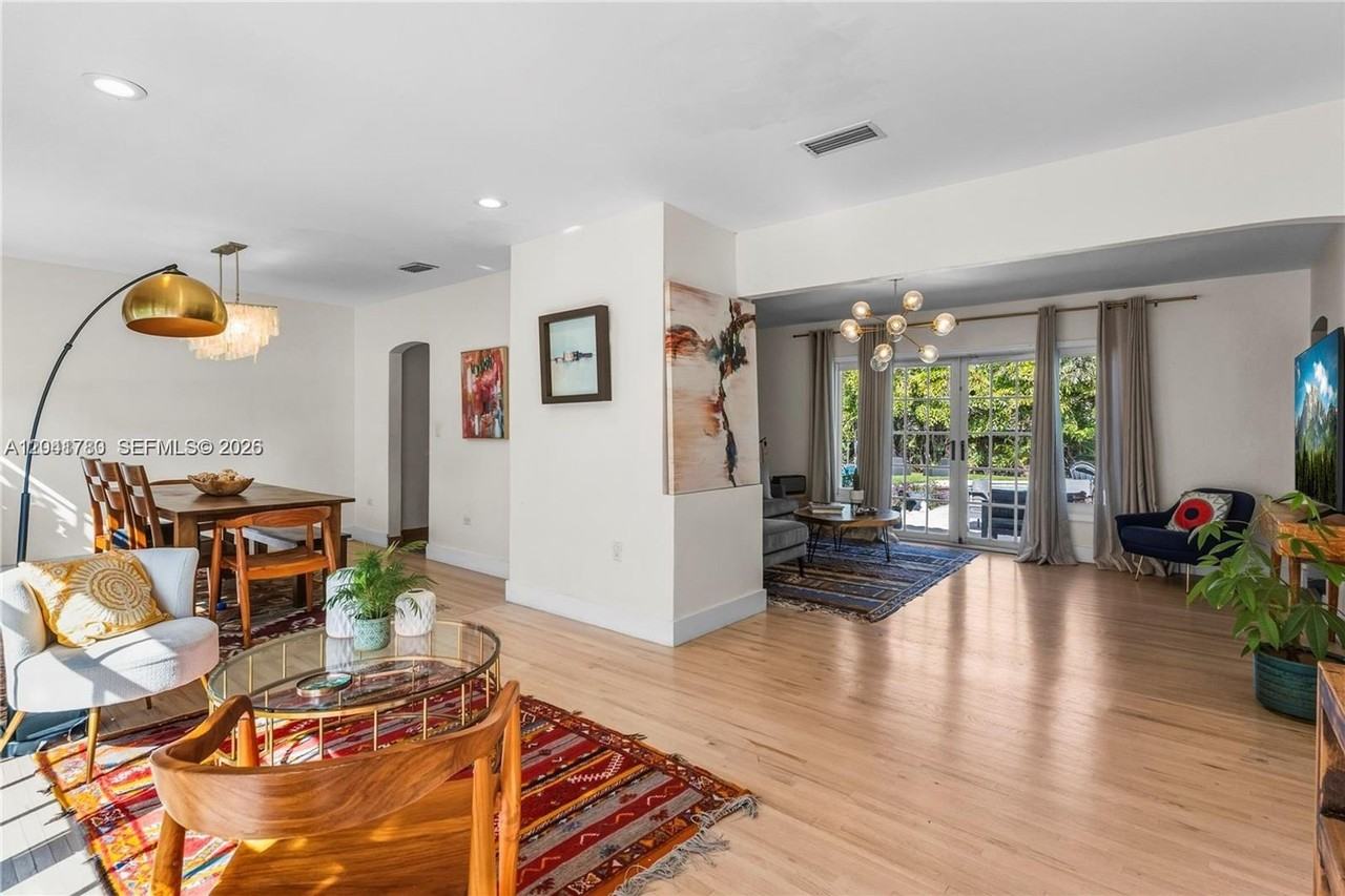 1875 Alamanda Dr - Photo 3 of 18