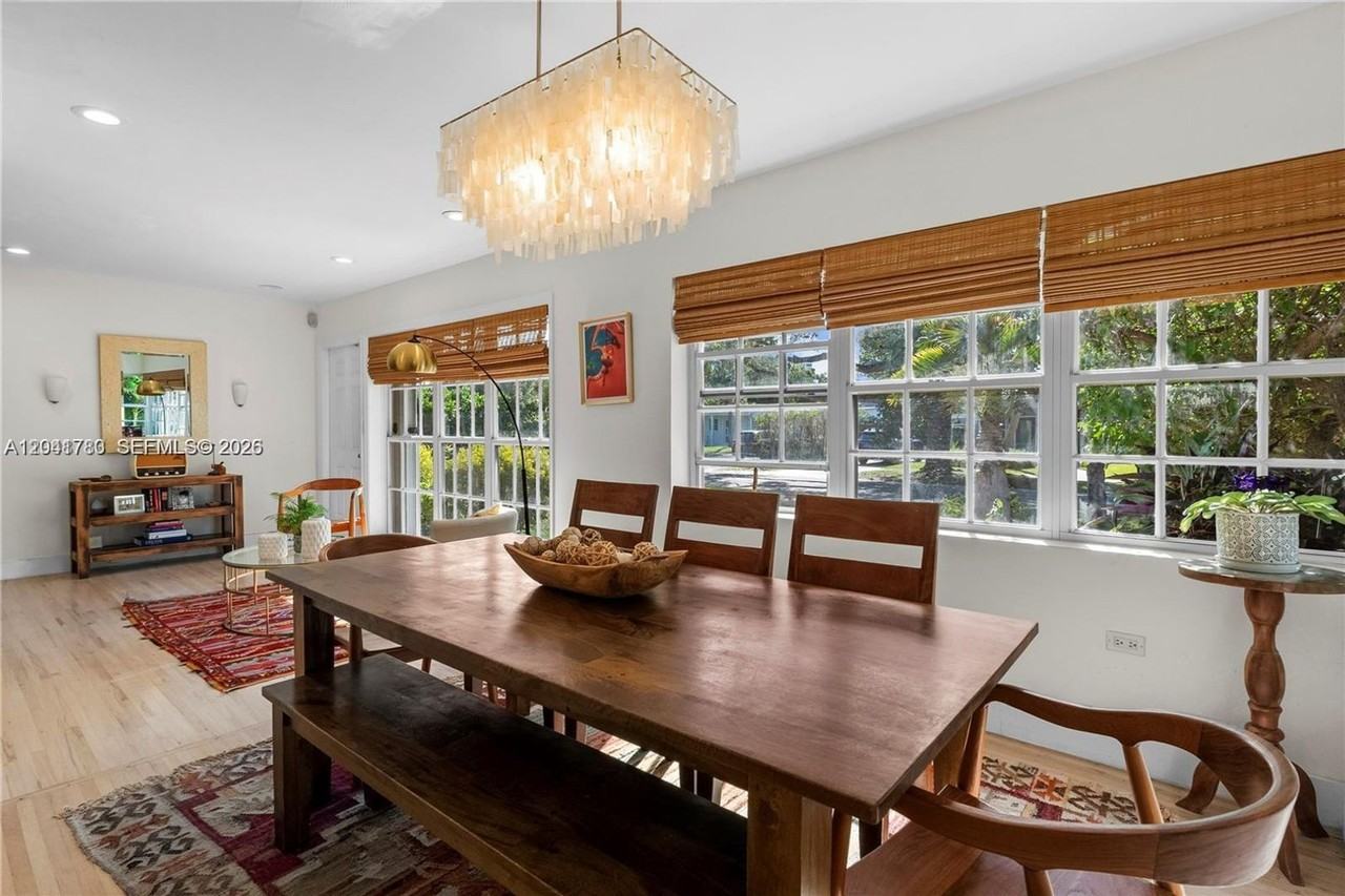 1875 Alamanda Dr - Photo 4 of 18