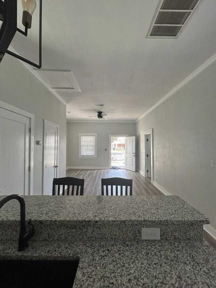 407 S A St - Photo 3 of 15