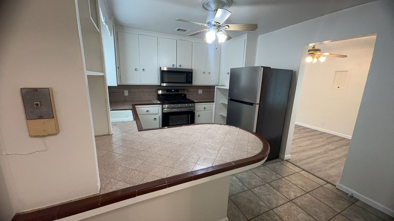 418 Lupton St - Photo 6 of 14