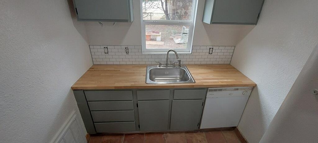 210 Cates St - Photo 4 of 20