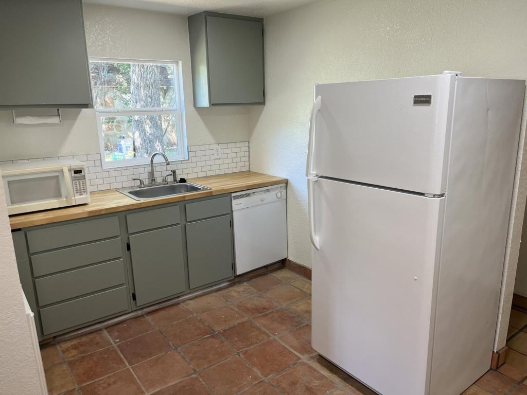 210 Cates St - Photo 5 of 20