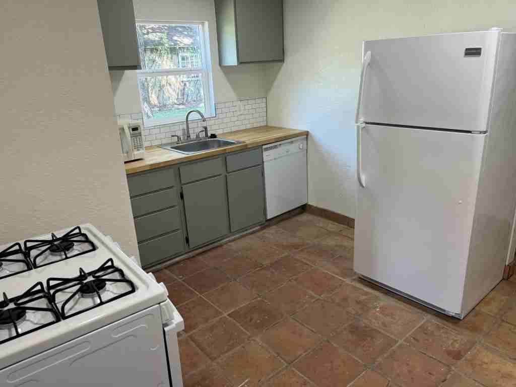 210 Cates St - Photo 6 of 20