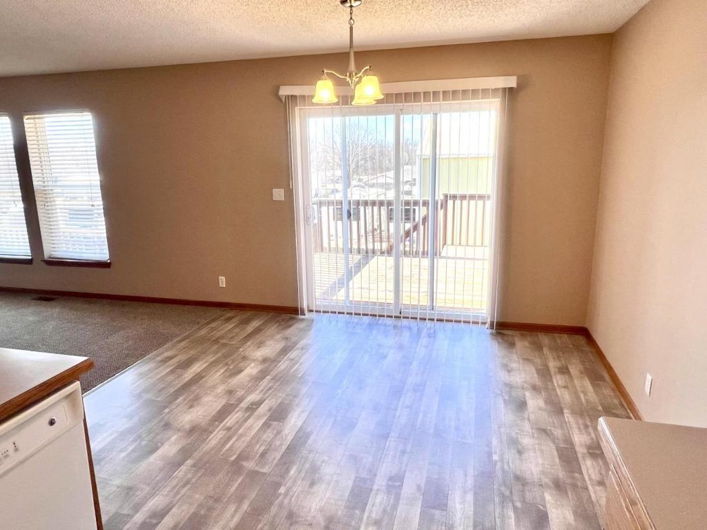 512 N Grove St - Photo 4 of 16