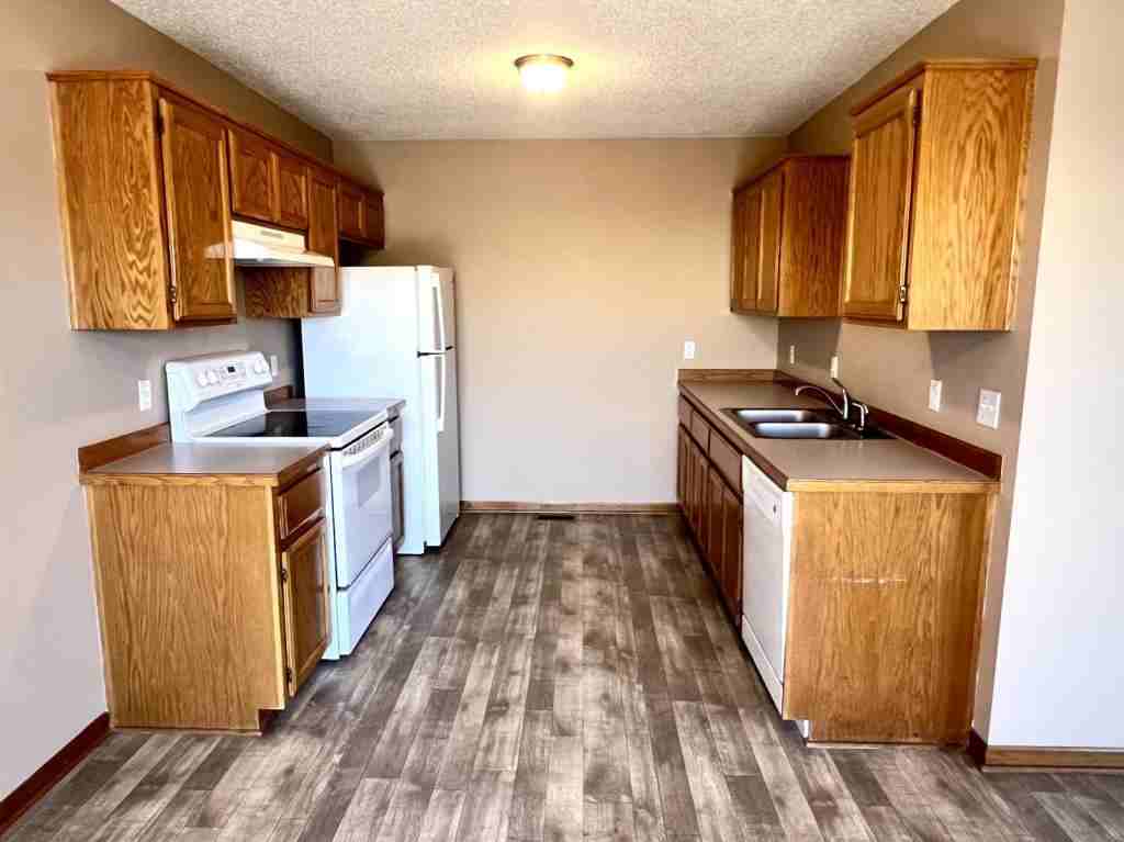 512 N Grove St - Photo 5 of 16