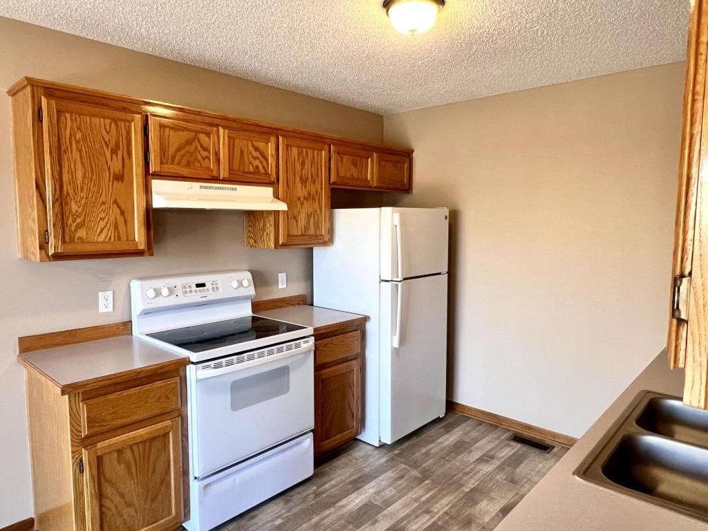 512 N Grove St - Photo 6 of 16