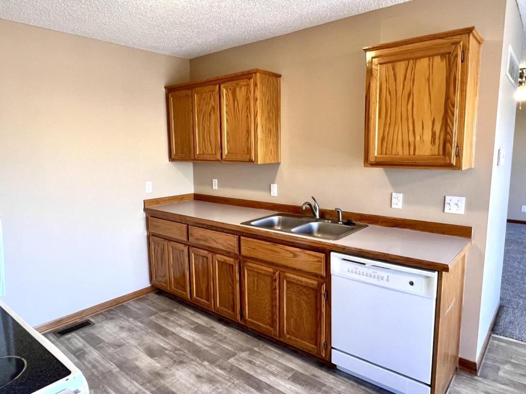 512 N Grove St - Photo 7 of 16