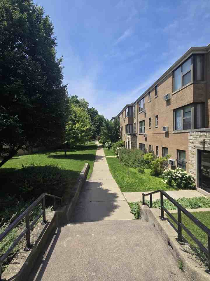 7328 N Ridge Blvd #1W - Photo 7 of 13