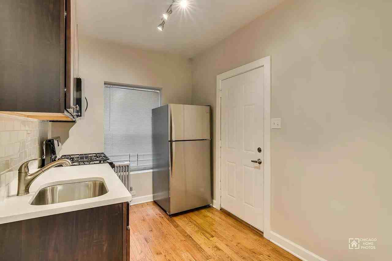 838 E 53rd St #2W - Photo 2 of 9