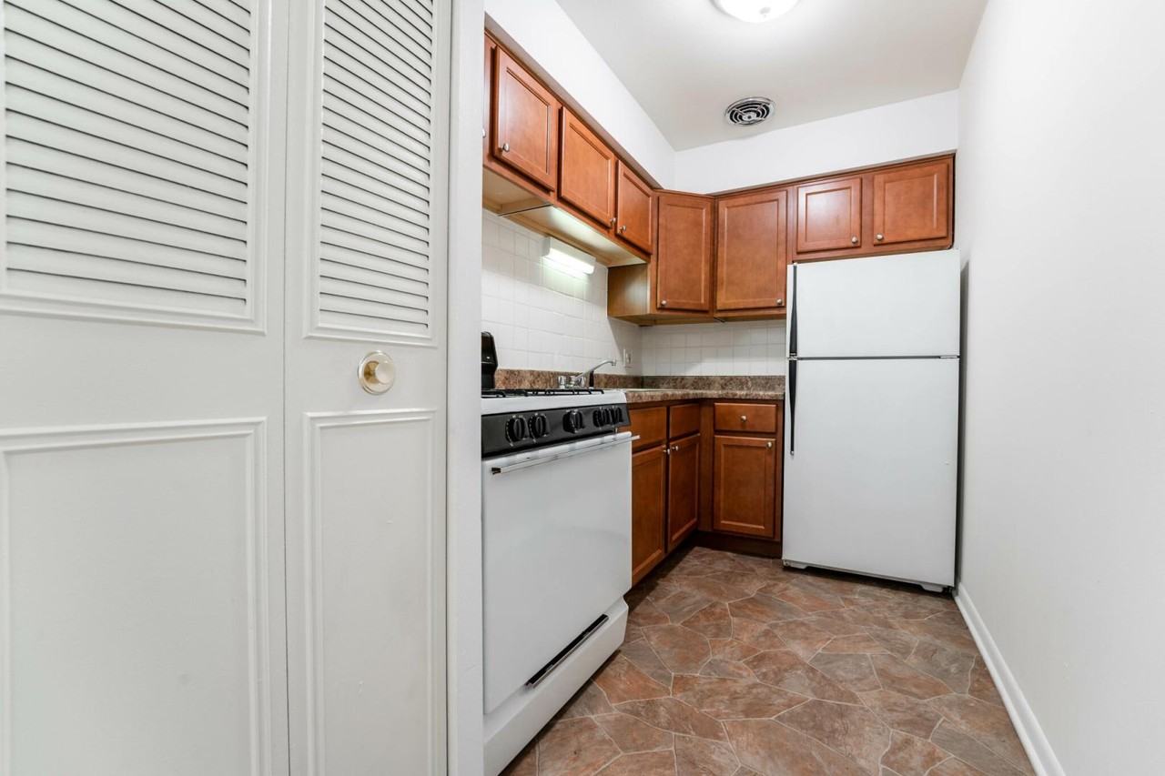 540 W Roscoe St #276 - Photo 2 of 6
