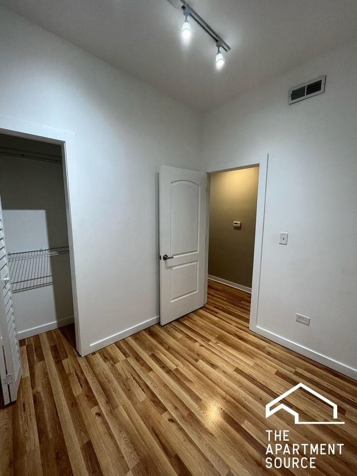 1037 W Polk St #1R - Photo 4 of 10