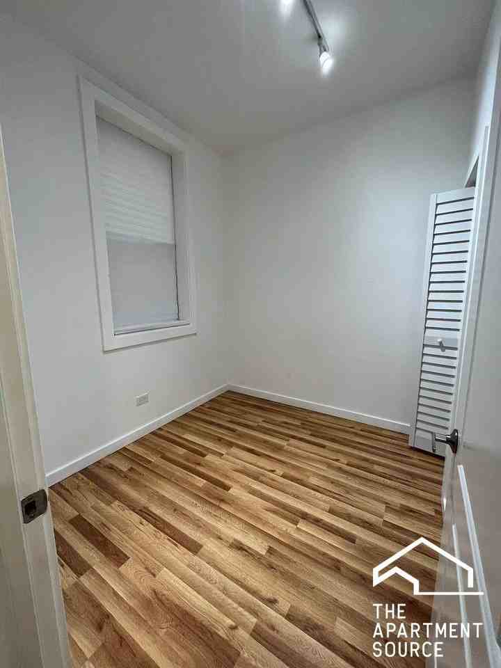 1037 W Polk St #1R - Photo 6 of 10