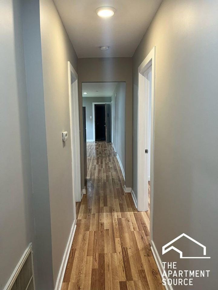 1037 W Polk St #1R - Photo 7 of 10