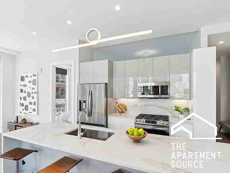 812 W Adams St #403 - Photo 2 of 8