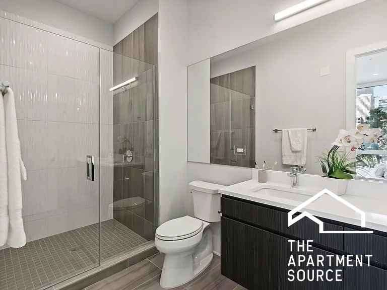 812 W Adams St #403 - Photo 5 of 8