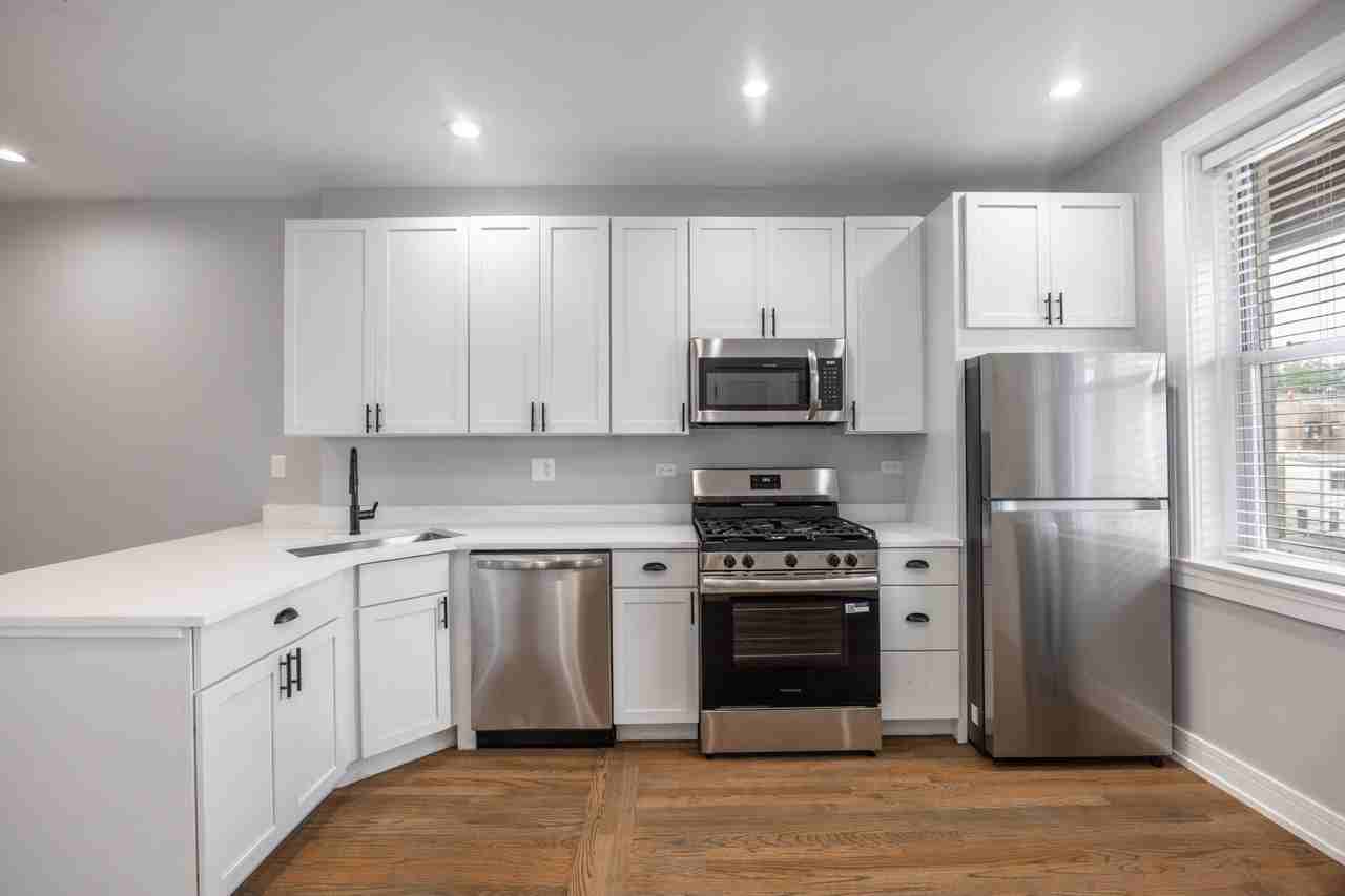 5454 N Paulina St #3 - Photo 2 of 18