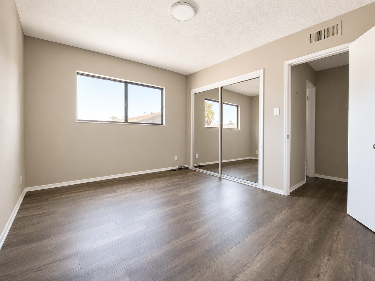 Hollywood Colony - Photo 6 of 30
