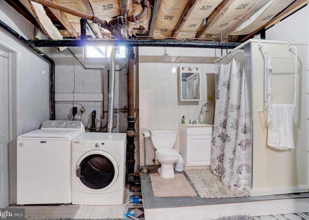 1327 Hill St - Photo 3 of 10
