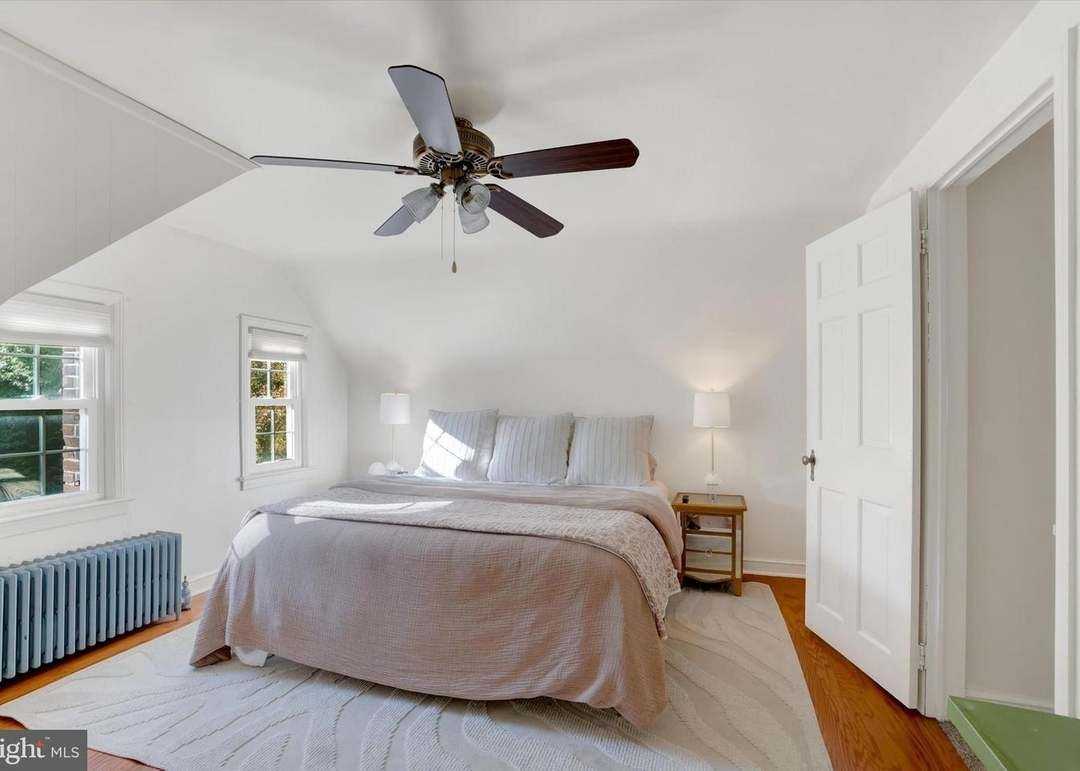 1327 Hill St - Photo 4 of 10