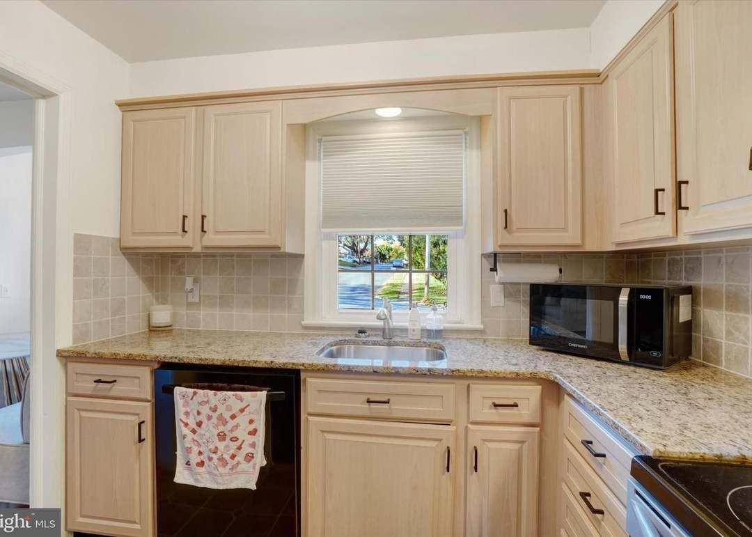 1327 Hill St - Photo 6 of 10