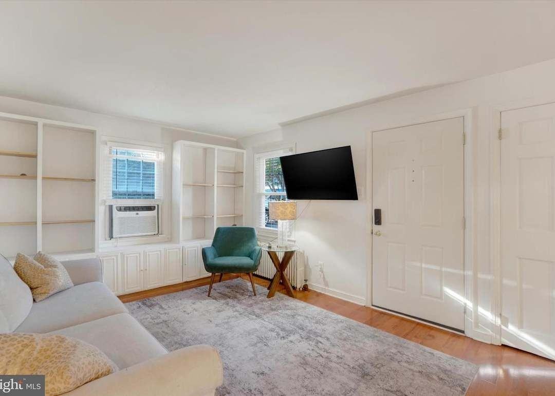 1327 Hill St - Photo 7 of 10