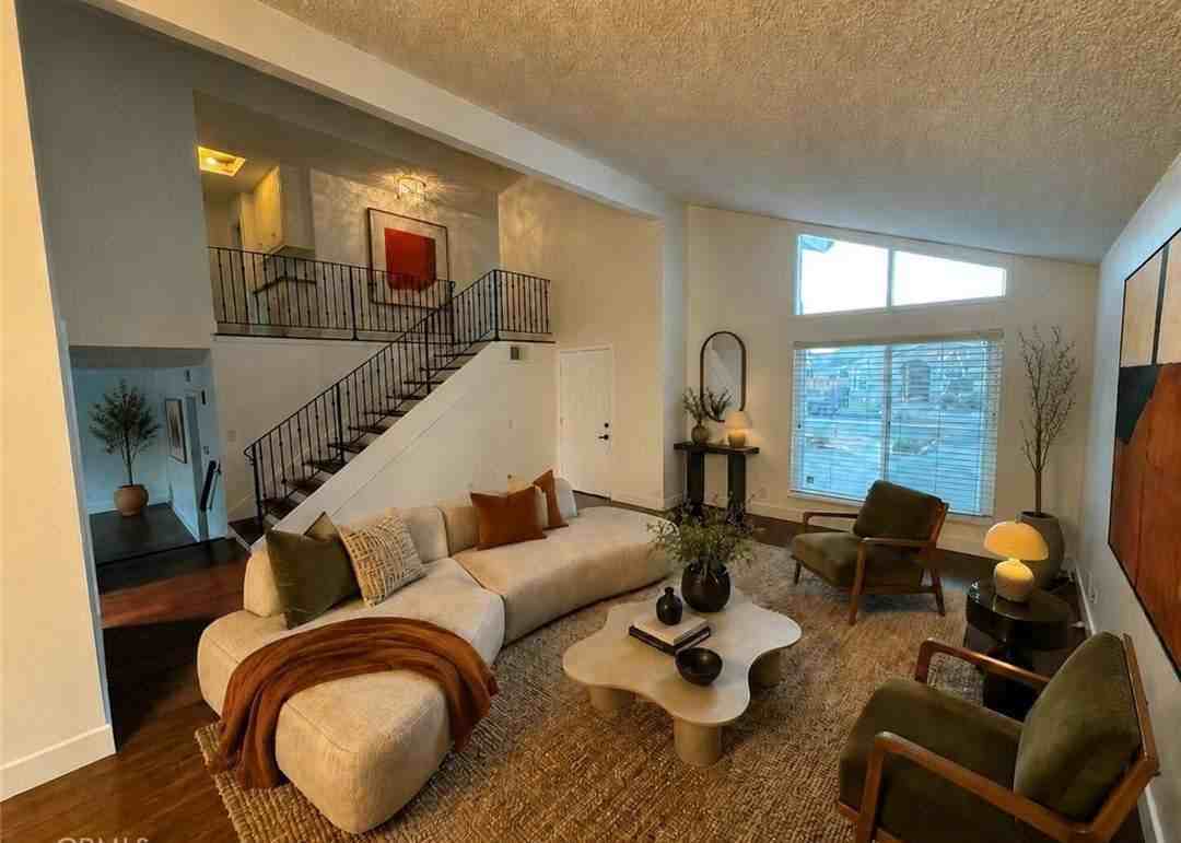 14222 Enfield Cir - Photo 3 of 34