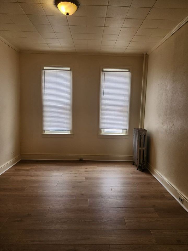 582 W King St - Photo 2 of 10