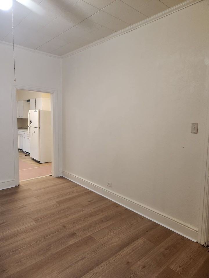 582 W King St - Photo 4 of 10