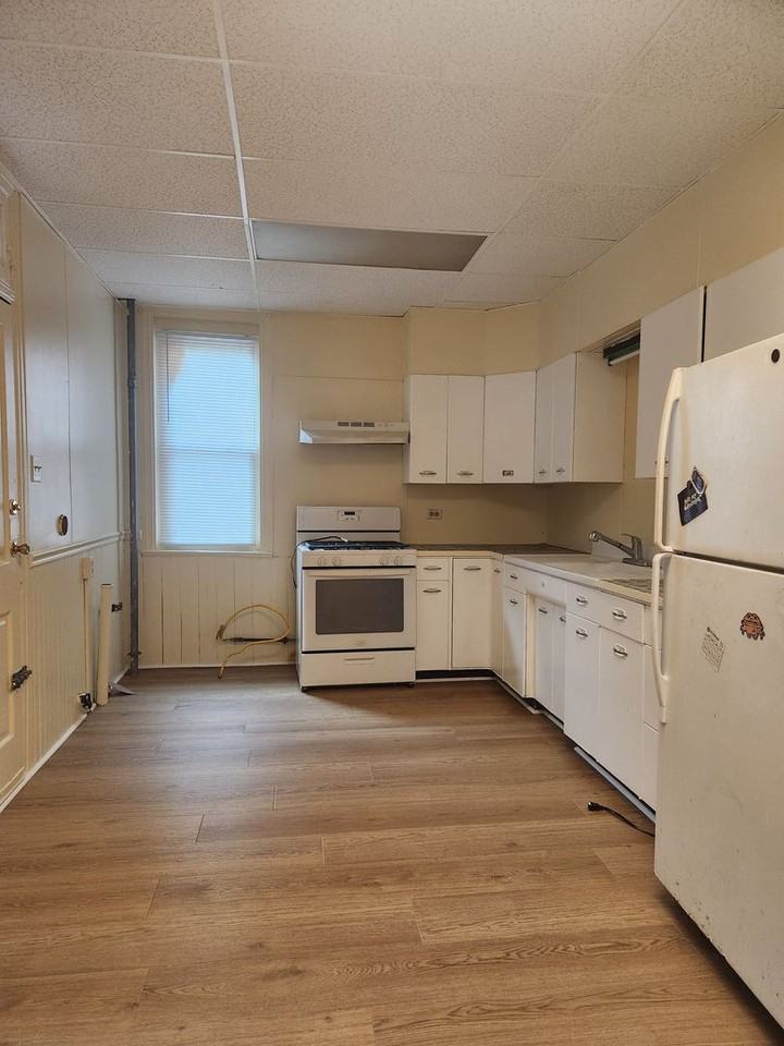 582 W King St - Photo 5 of 10