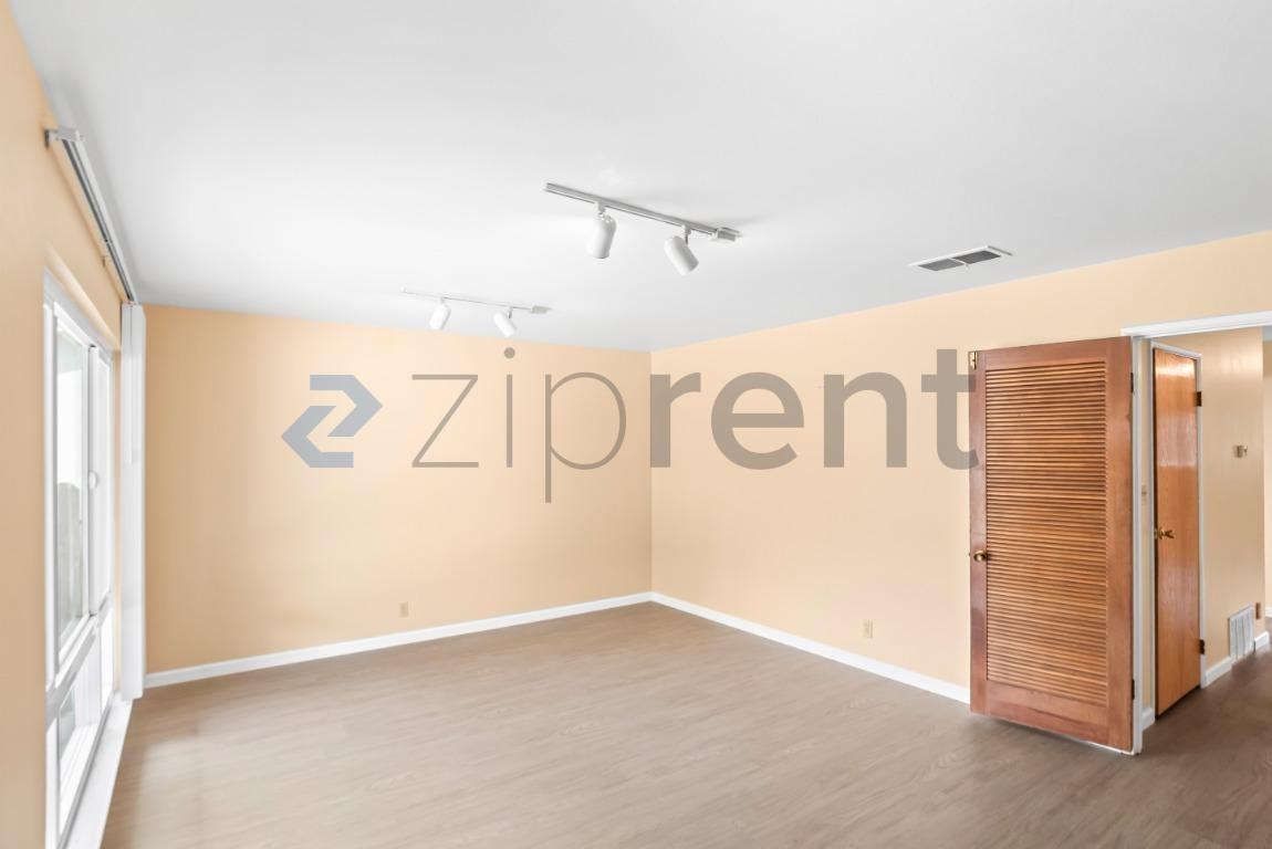 4842 Englewood Dr - Photo 6 of 26