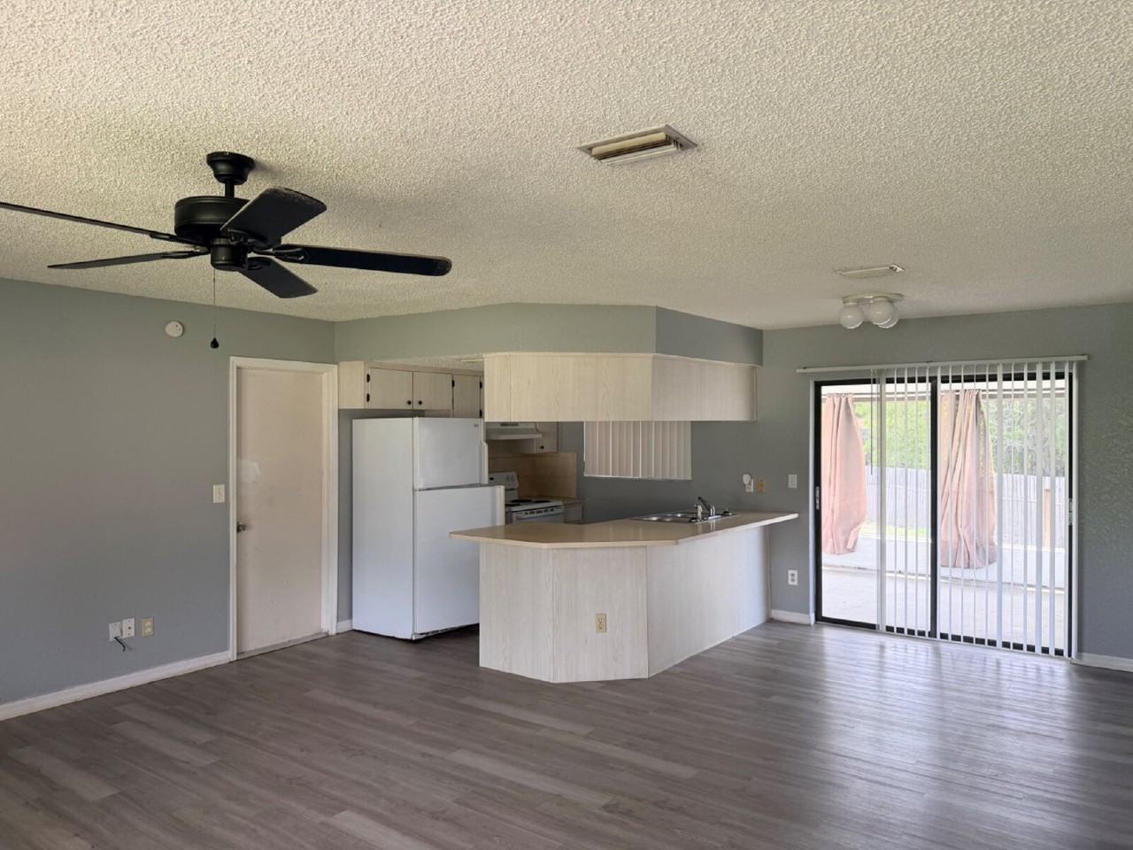 12080 Beck St - Photo 4 of 10