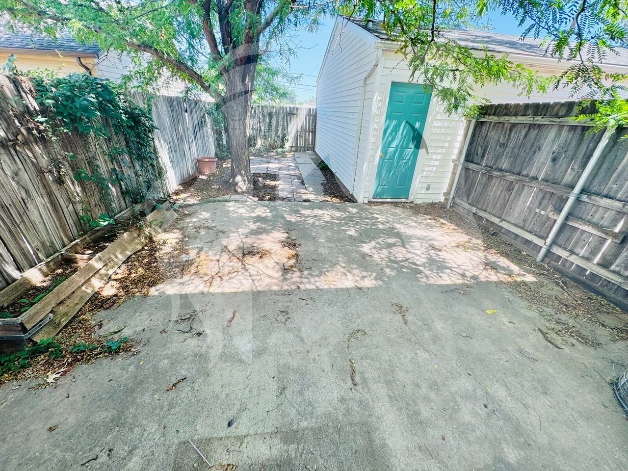 1420 Texas St - Photo 2 of 14