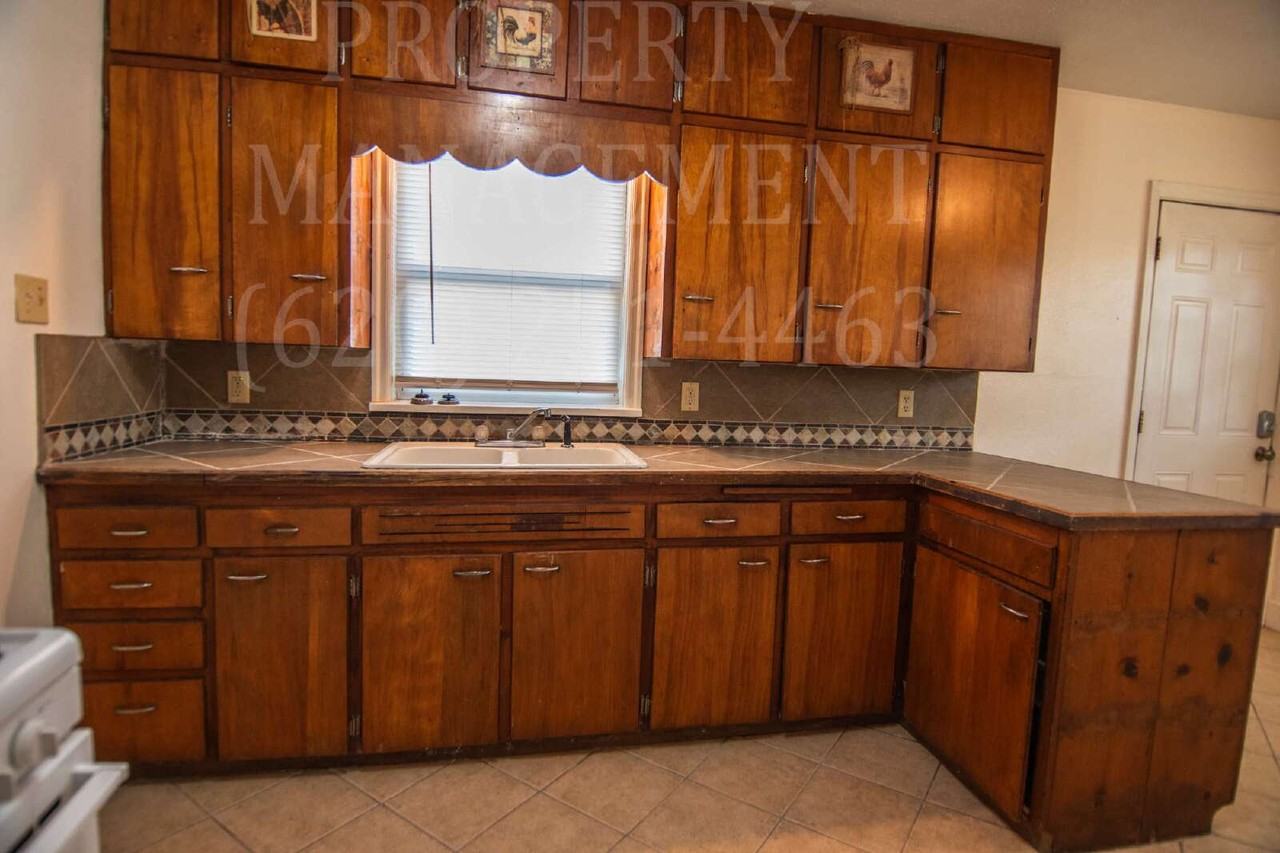 1407 W 6th St - Photo 2 of 11