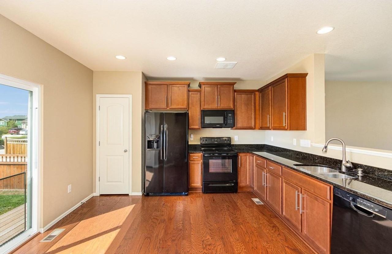 6281 Genoa St - Photo 6 of 20
