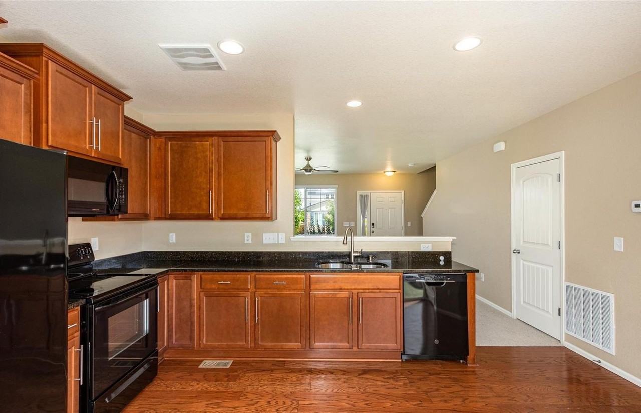 6281 Genoa St - Photo 7 of 20