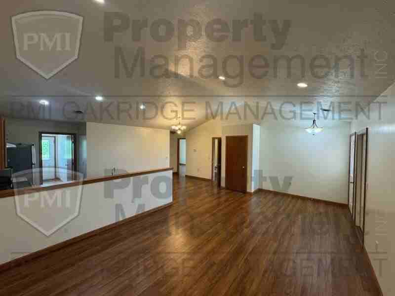 107 Meadow Dr - Photo 4 of 16