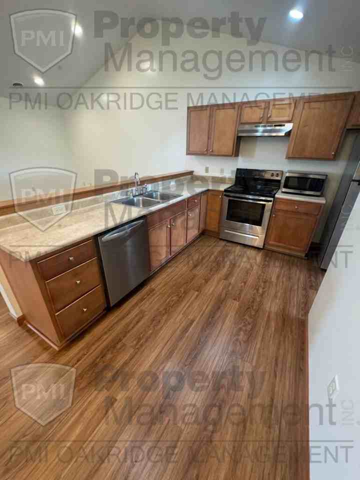 107 Meadow Dr - Photo 5 of 16