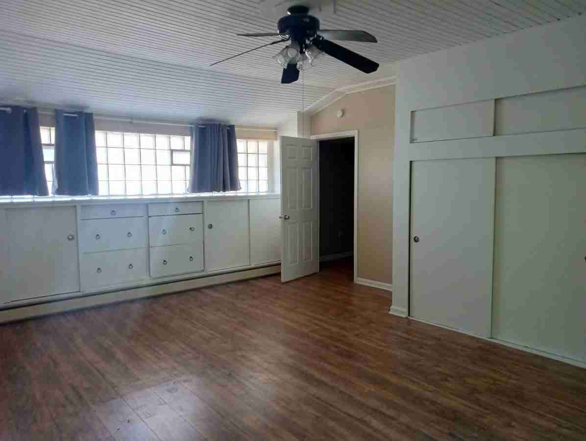 12710 N Saginaw Main House - Photo 7 of 24