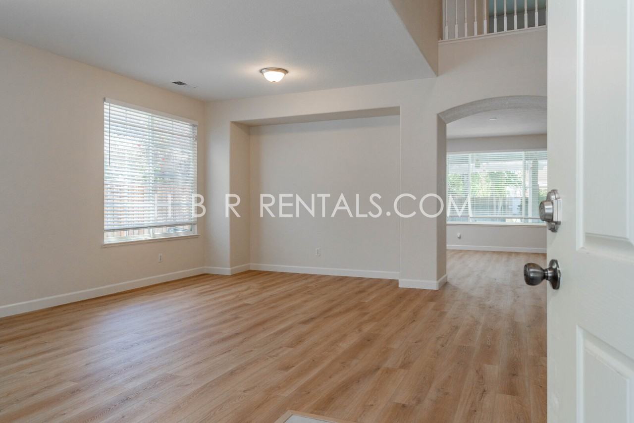 483 Summer Ln - Photo 4 of 38