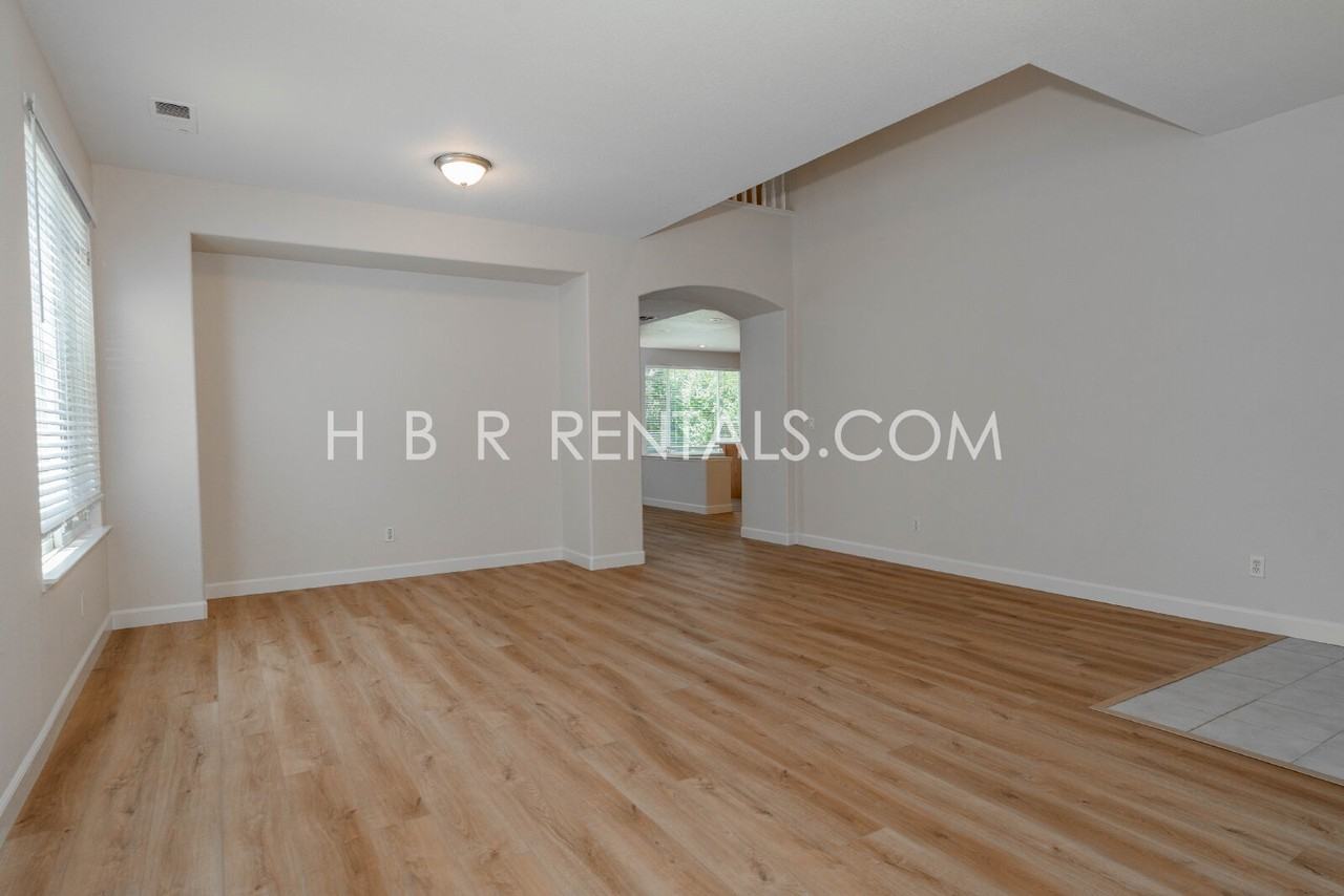 483 Summer Ln - Photo 5 of 38