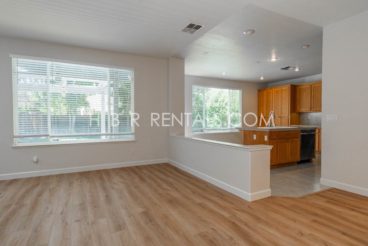 483 Summer Ln - Photo 7 of 38