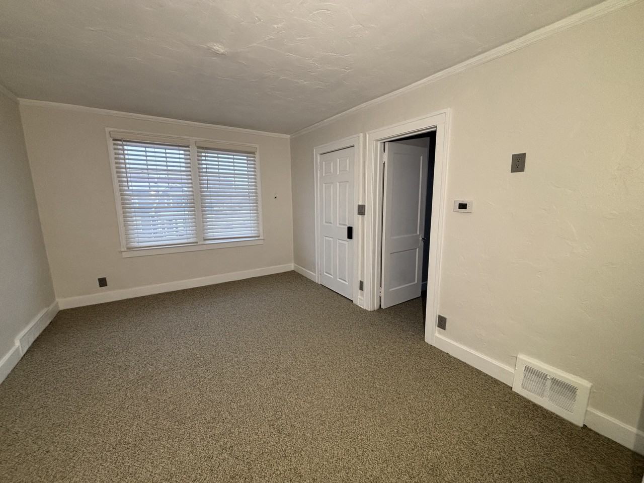 1069 Eaton Rd - Photo 6 of 9