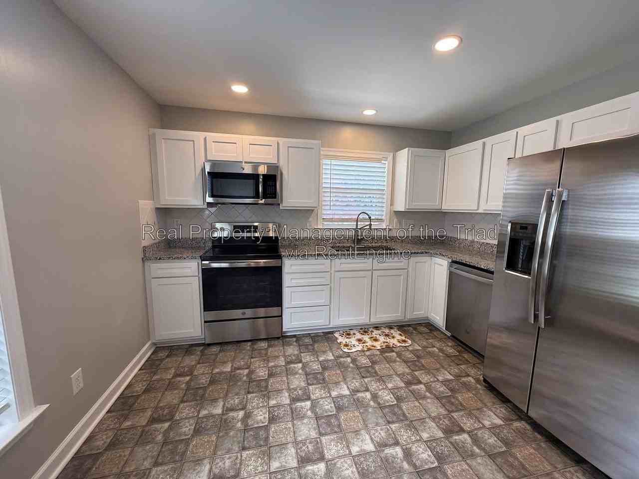 2740 Bridgeport Dr - Photo 3 of 25