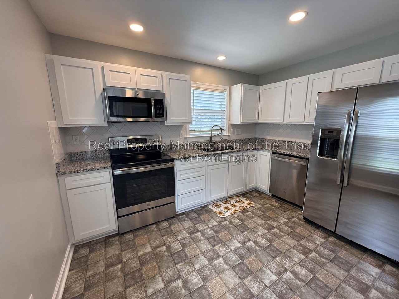 2740 Bridgeport Dr - Photo 4 of 25
