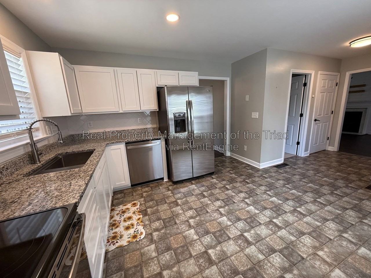 2740 Bridgeport Dr - Photo 5 of 25