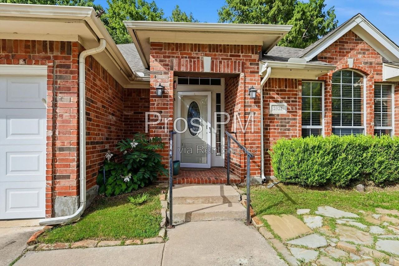 2921 Meadow Glen Dr - Photo 4 of 40