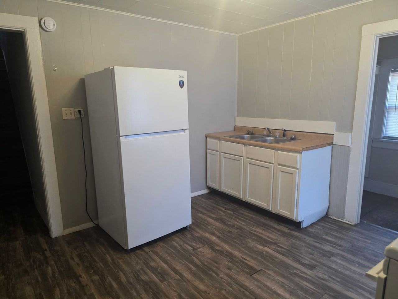 1221 Ford St - Photo 2 of 12
